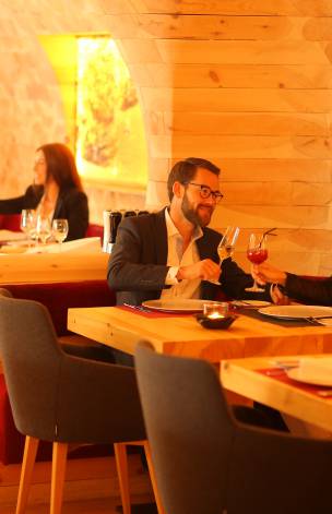 Paar im Restaurant stoßt mit Aperitif an