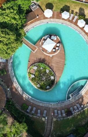 Luftaufnahme des Naturbeckens im Mawell Resort