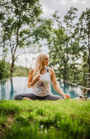 Frau praktiziert Yoga im Mawell Resort