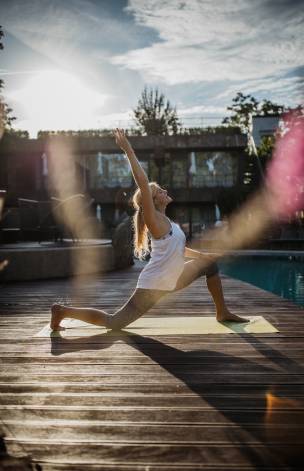 Frau praktiziert Yoga im Mawell Resort
