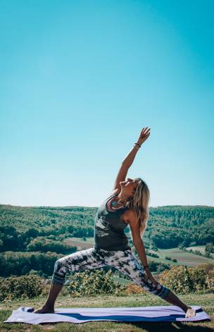 Yogalehrerin Petra Lösch praktiziert Yoga in der Natur