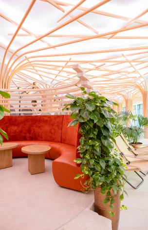 Rotes Sofa im Wellnessbereich