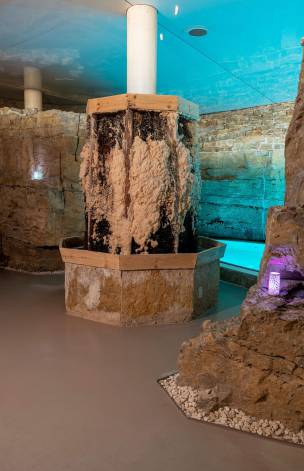 Natürliches Salz aus Stein im Wellnessbereich 