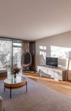 Innenansicht Suite mit großem Wohnzimmer