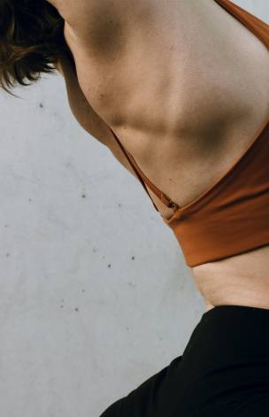 Detailaufnahme Rücken einer Frau die Yoga praktiziert