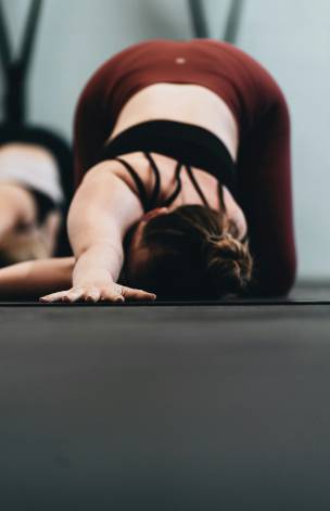 Detailaufnahme einer Frau die Yoga praktiziert
