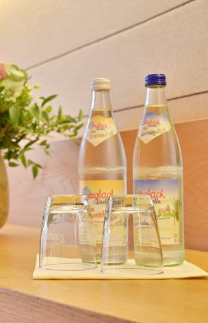 Mineralwasserflaschen und Gläser stehen auf einem Tisch