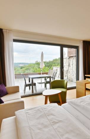 Blick auf den Balkon vom Doppelzimmer