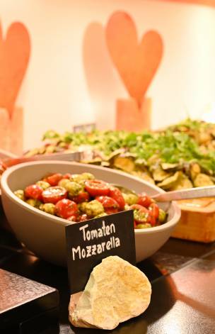 Buffet mit frischen Salaten und Antipasti