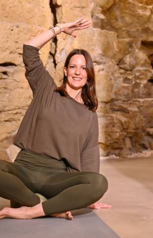 Yogalehrerin Nadine Lacay im Felsenkeller des Mawell Resort