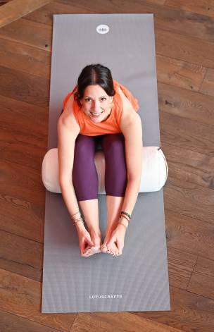 Yogalehrerin Nadine Lacay auf der Yogamatte