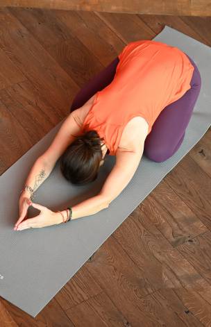 Yogalehrerin Nadine Lacay in der Yoga Childspose 