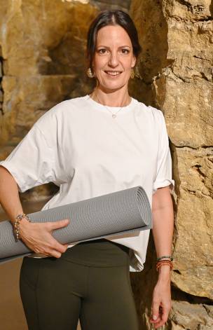 Nadine Lacay hält eine Yogamatte