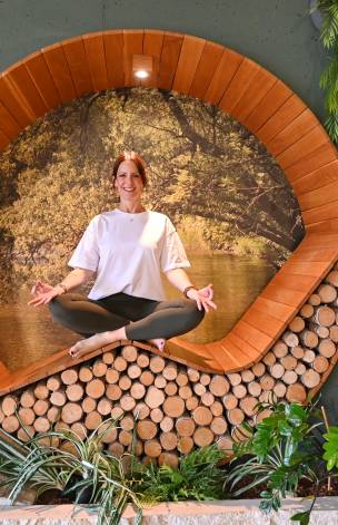 Yogalehrerin Nadine Lacay sitzt auf einer Ruheliege