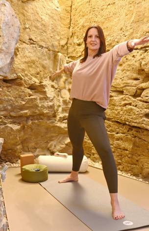 Yogalehrerin Nadine Lacay auf der Matte im Mawell Resort