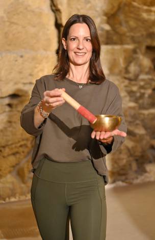 Nadine Lacay hält eine Klangschale