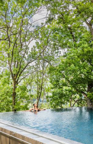 Frau entspannt im Infinitypool