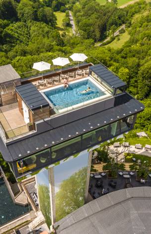Panoramablick auf den Turmpool des Mawell Resort