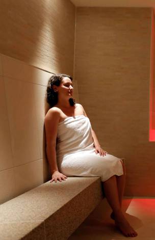 Frau sitzt im Dampfbad im Mawell Resort