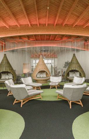 Panoramasaal-Lounge mit Nestern
