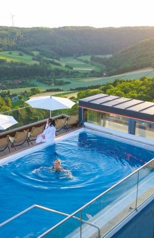 Frau schwimmt in Turmpool