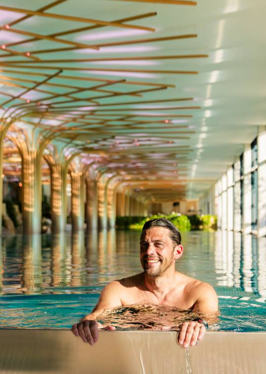 Mann steht im Indoor Sport Pool