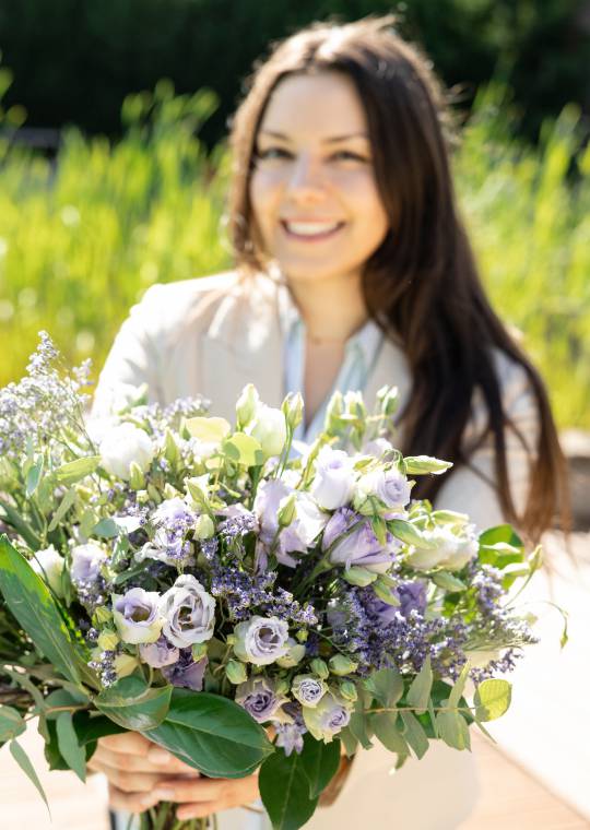 Eine Frau hält einen Blumenstrauß