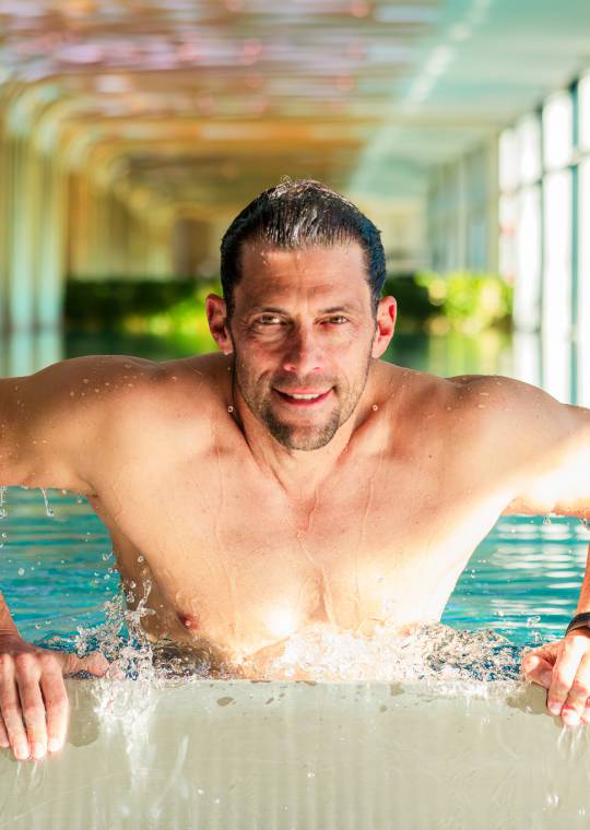 Mann steigt aus einem Pool im Mawell Resort