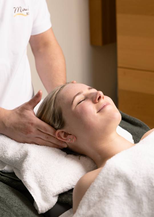 Eine Frau erhält eine Kopfmassage