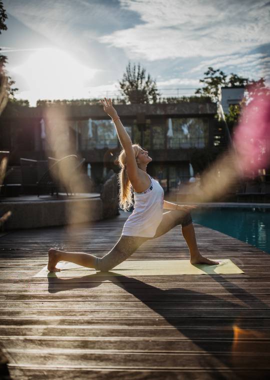 Frau praktiziert Yoga im Mawell Resort