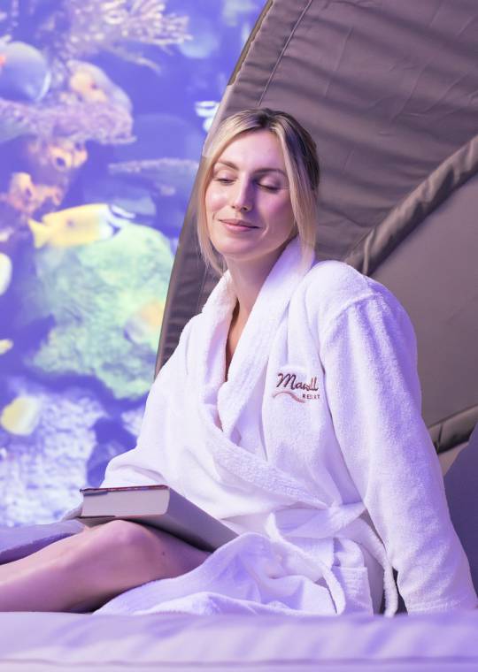 Frau entspannt im CineMawell Ruheraum