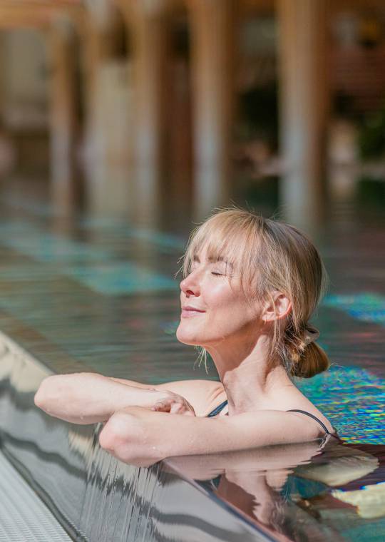 Frau entspannt im Indoorpool im Mawell Resort