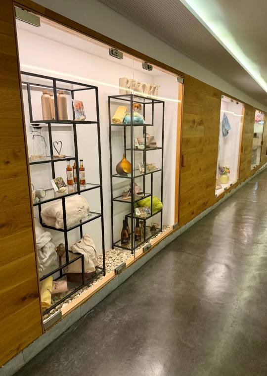 Vitrine im Entschuleunigungsgang des Mawell Resort
