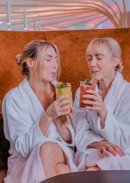 Frauen trinken einen Cocktail im Mawell Resort