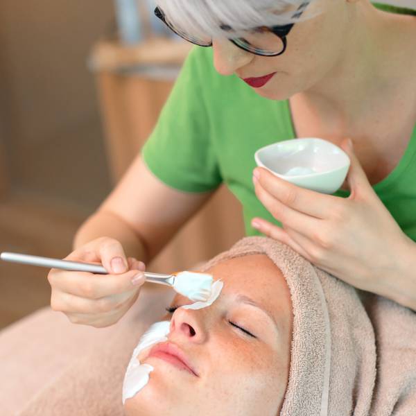 Frau bekommt eine Gesichtsmaske