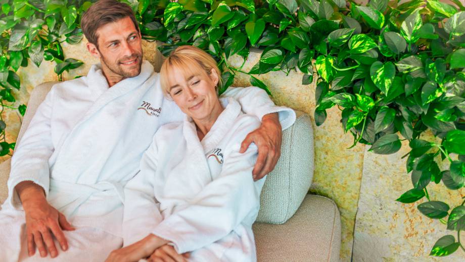 Paar entspannt im Ruheraum