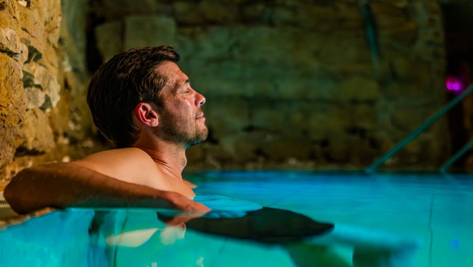 Mann entspannt im Salzpool des Mawell Resort
