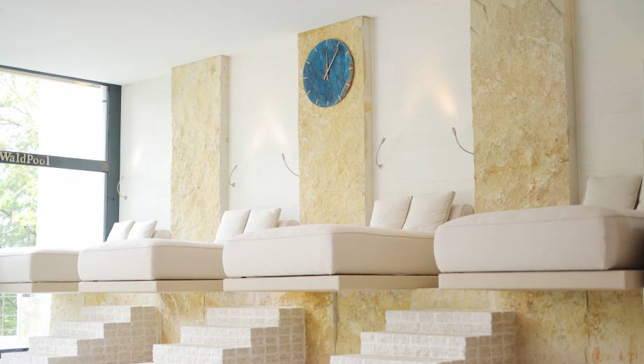 Schwebeliegen im Mawell SPA