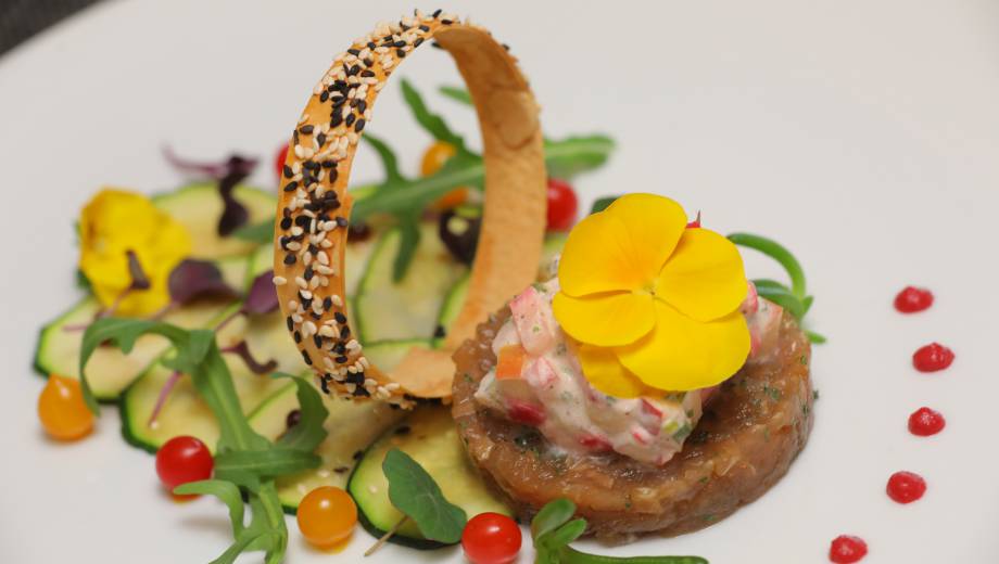 Tatar mit Gemüse und Garnitur