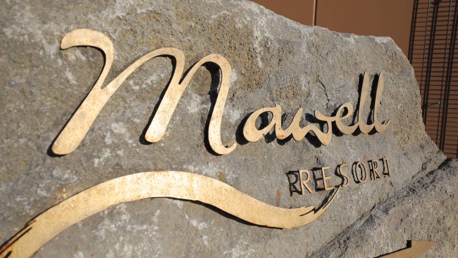 Logo des Mawell Resort auf einem Stein