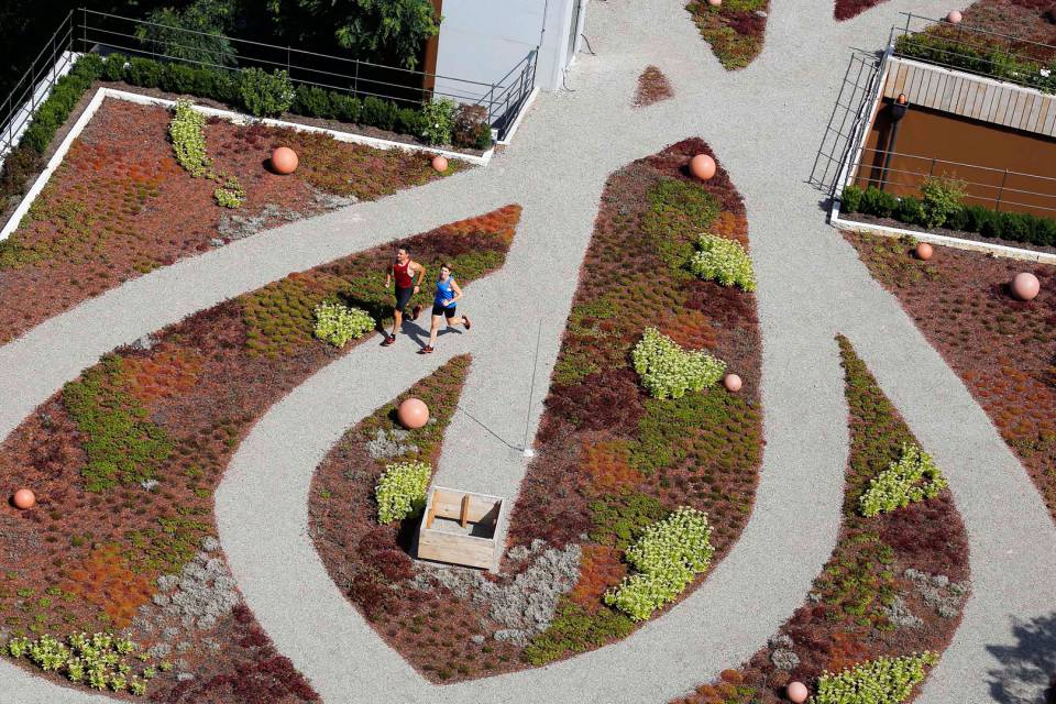 Panoramablick auf die begrünte Dachterrasse im Mawell Resort