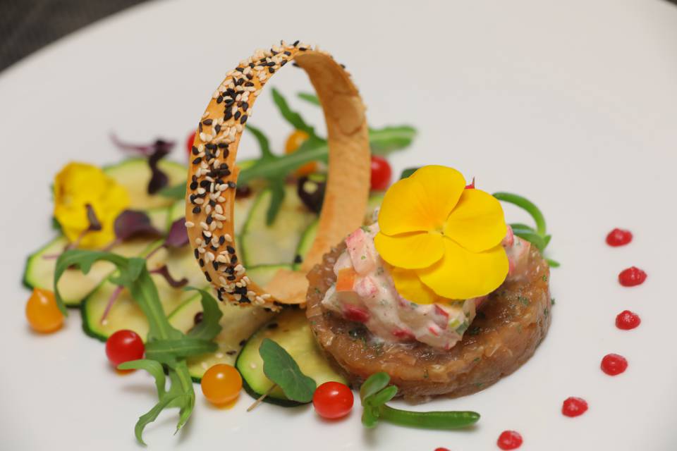 Tatar mit Gemüse und Garnitur