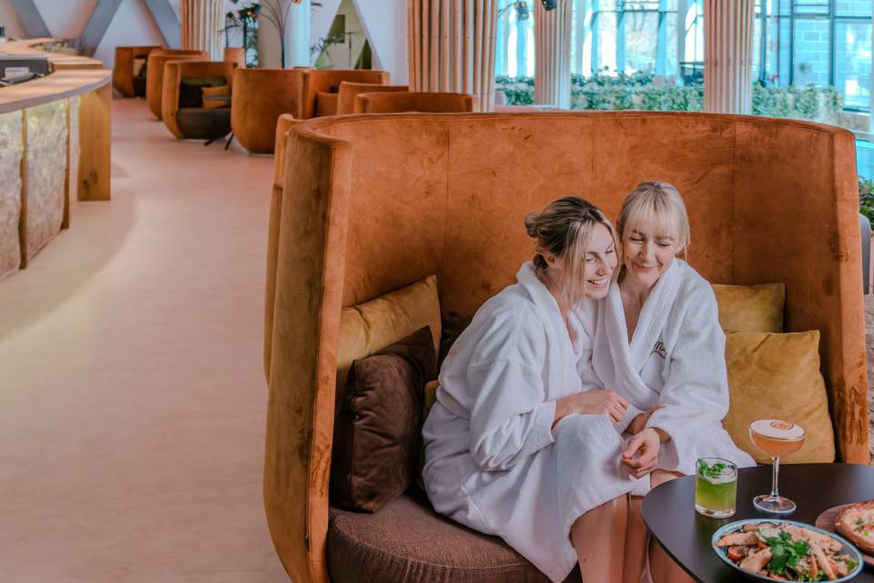 Frauen beim Mittagessen im Mawell Resort