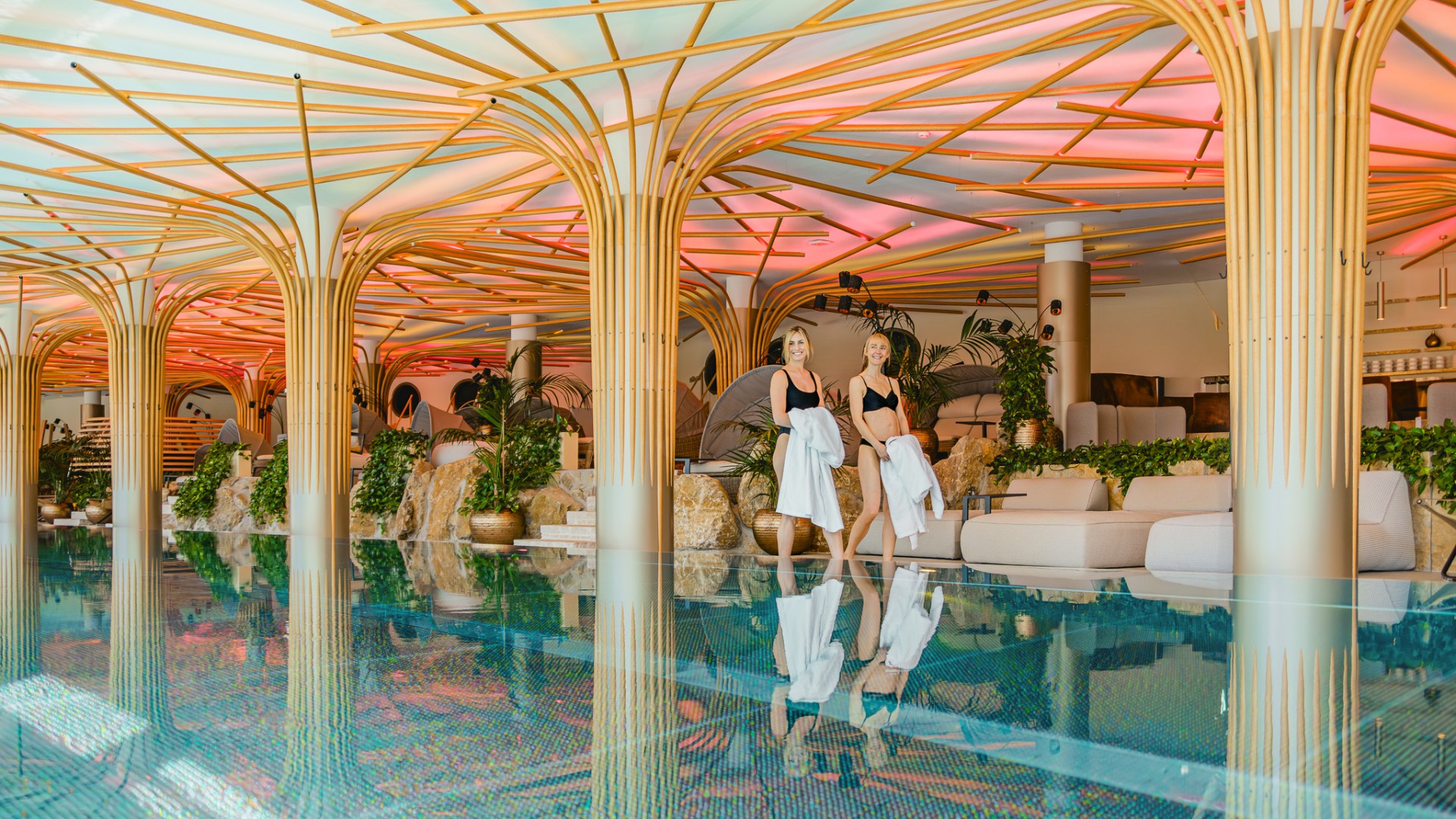 Frauen laufen am Indoorpool im Mawell Resort entlang