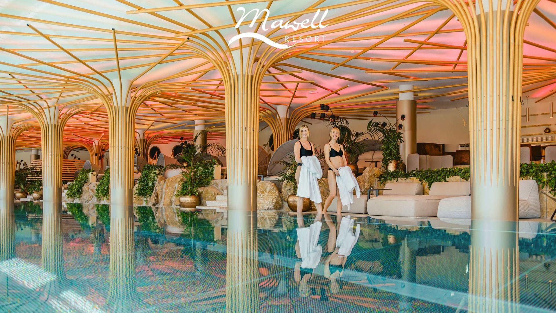 Frauen laufen am Indoorpool im Mawell Resort