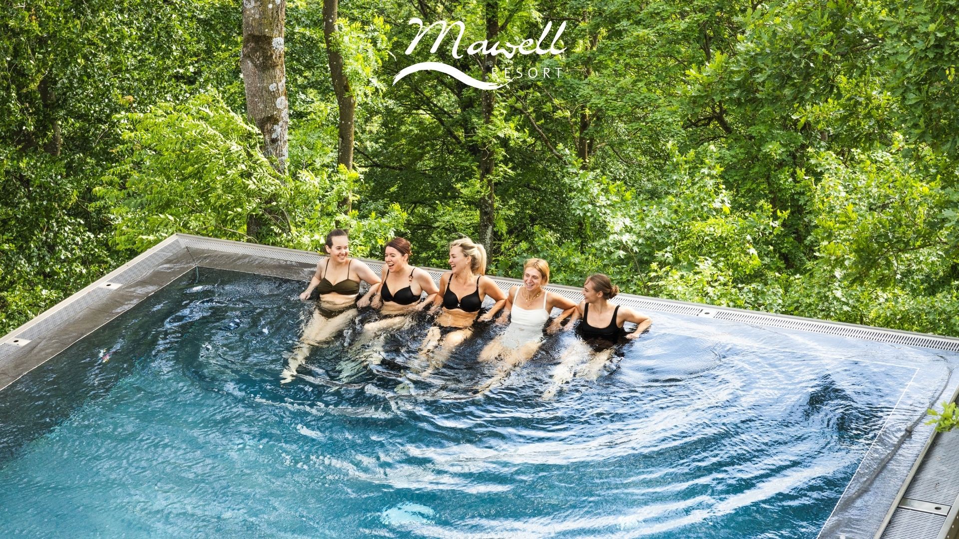 Frauen entspannen im Infinitypool im Mawell Resort 