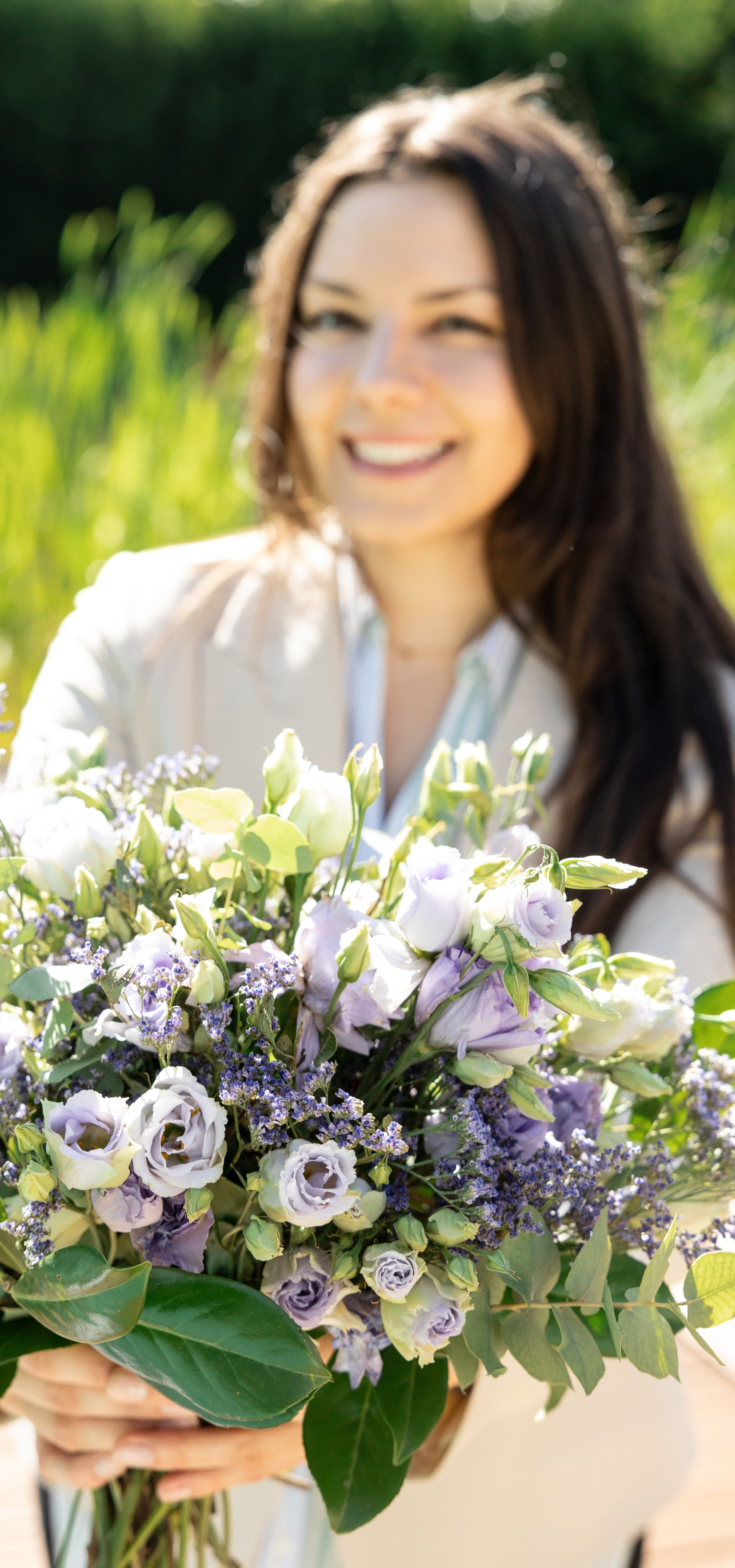 Eine Frau hält einen Blumenstrauß