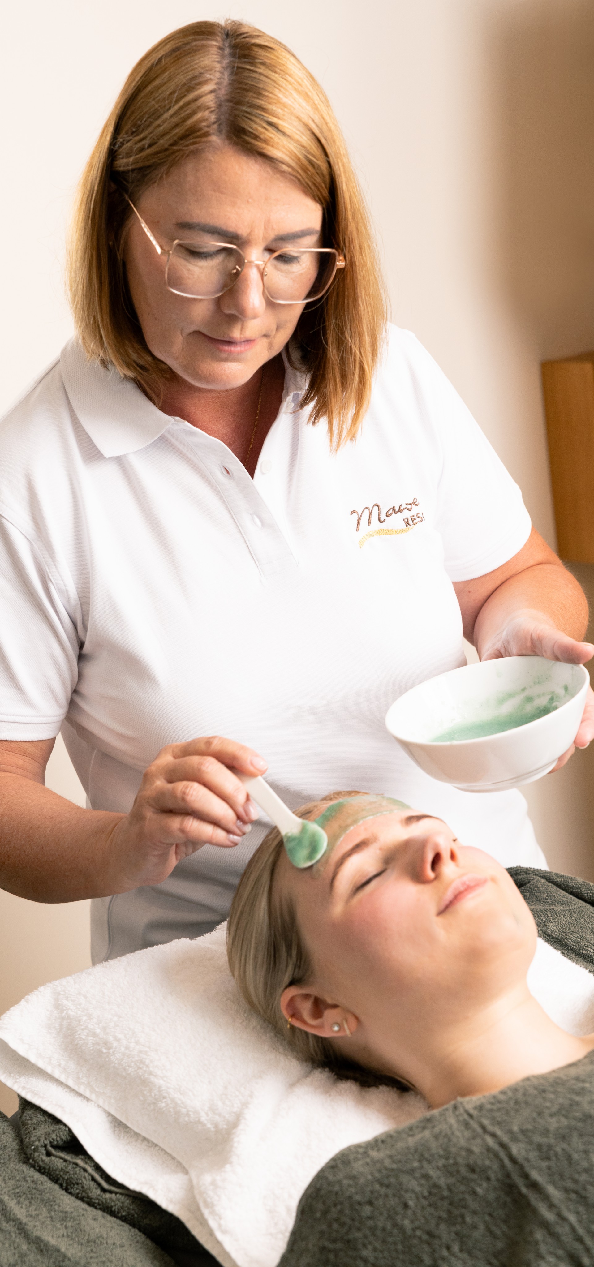 Frau erhält eine Gesichtsmaske