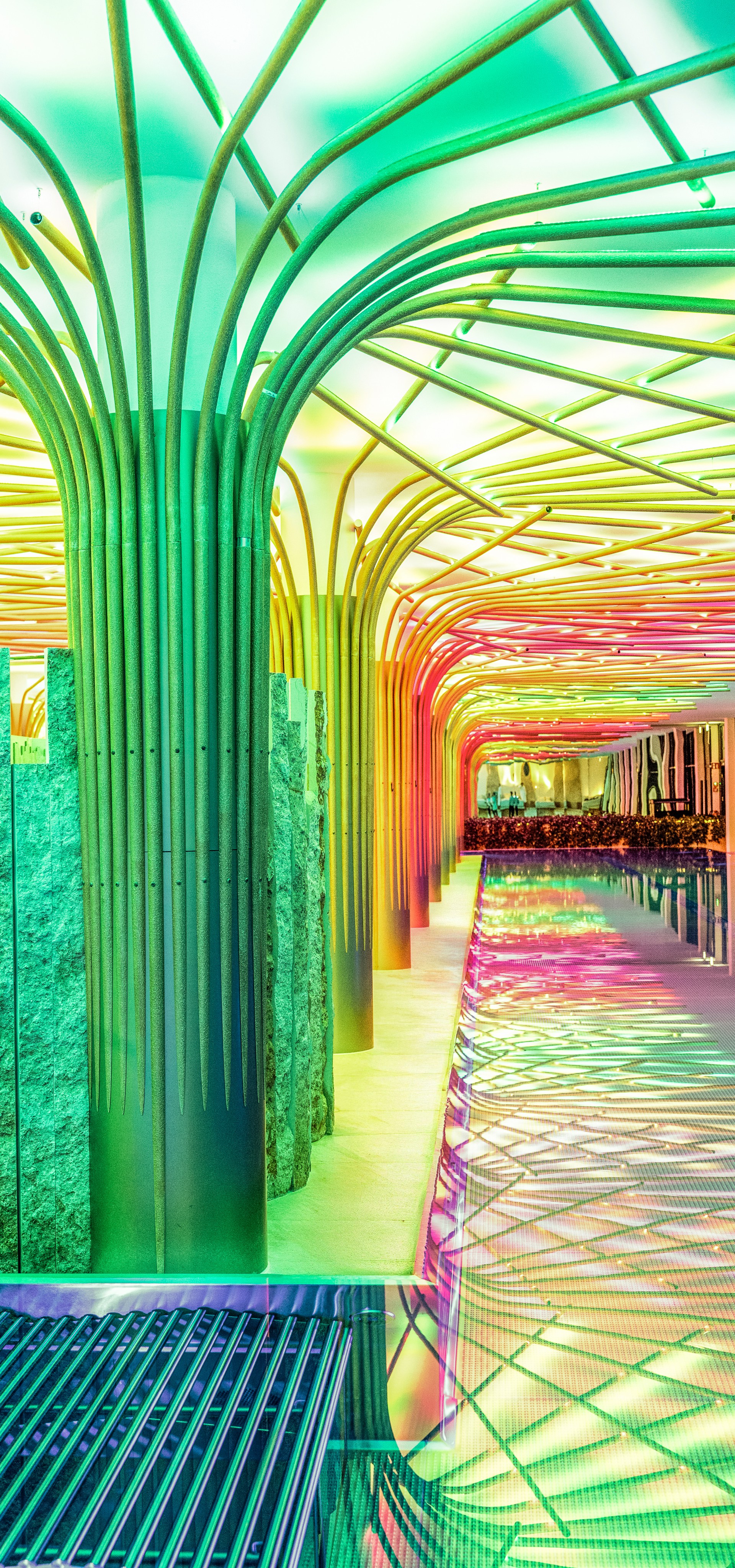 Beleuchteter Indoor-Wellnessbereich mit Pool